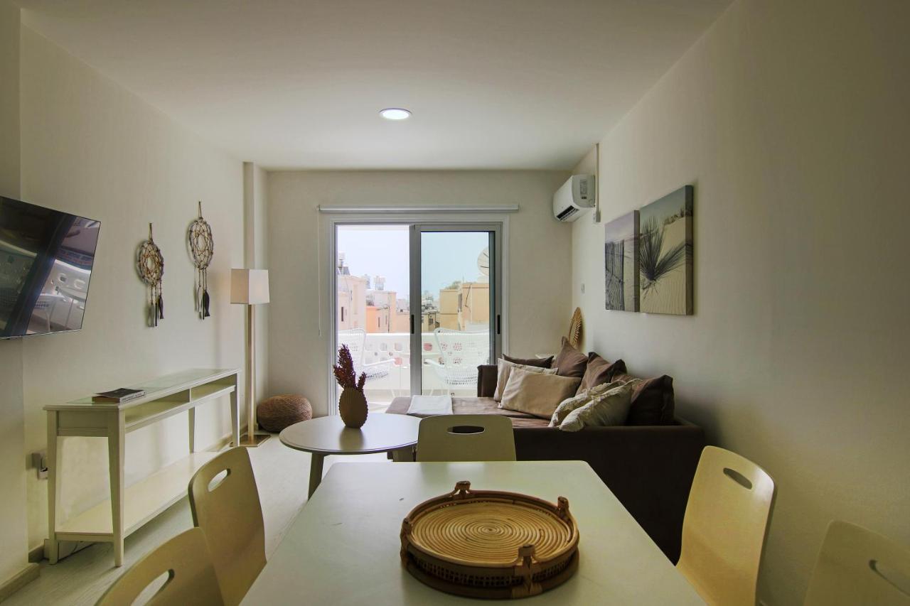 Phaedrus Living: View Fountain Court 113