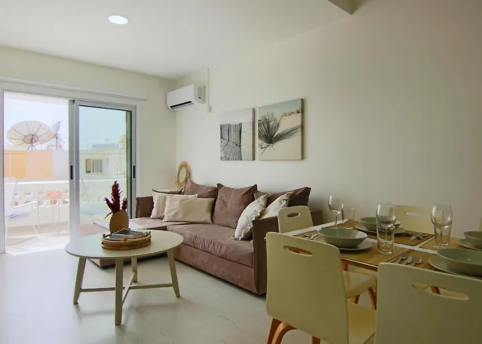 Phaedrus Living: City View Fountain Court 113