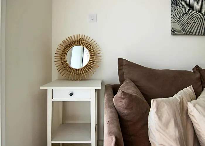 Phaedrus Living: City View Fountain Court 113