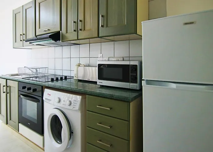 Phaedrus Living: City View Fountain Court 113
