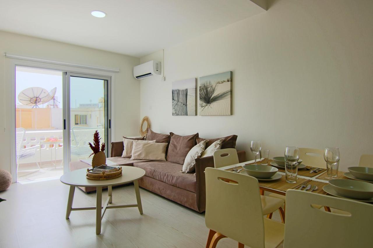 Apartment Phaedrus Living: View Fountain Court 113 *