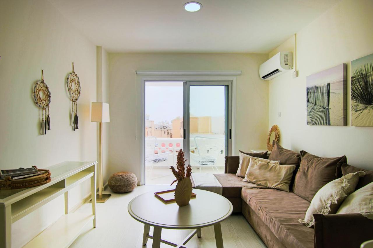 Phaedrus Living: View Fountain Court 113 *