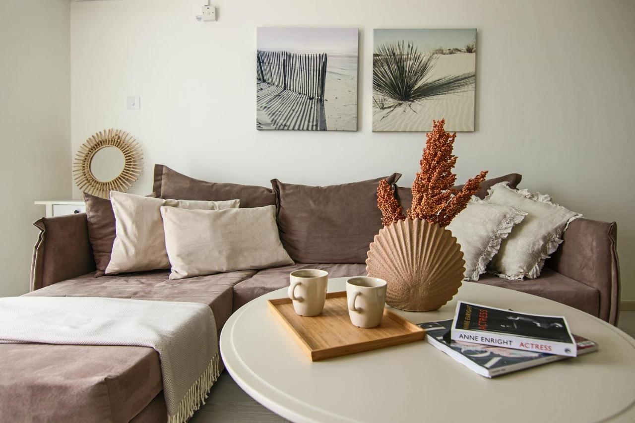 Apartment Phaedrus Living: View Fountain Court 113