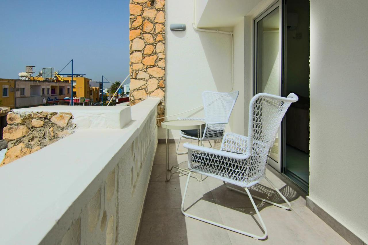 Phaedrus Living: View Fountain Court 113 *
