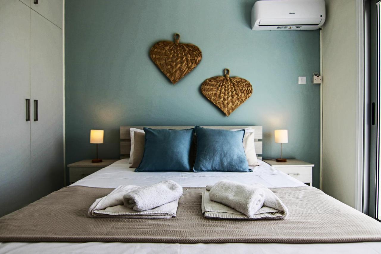 Apartment Phaedrus Living: View Fountain Court 113 *